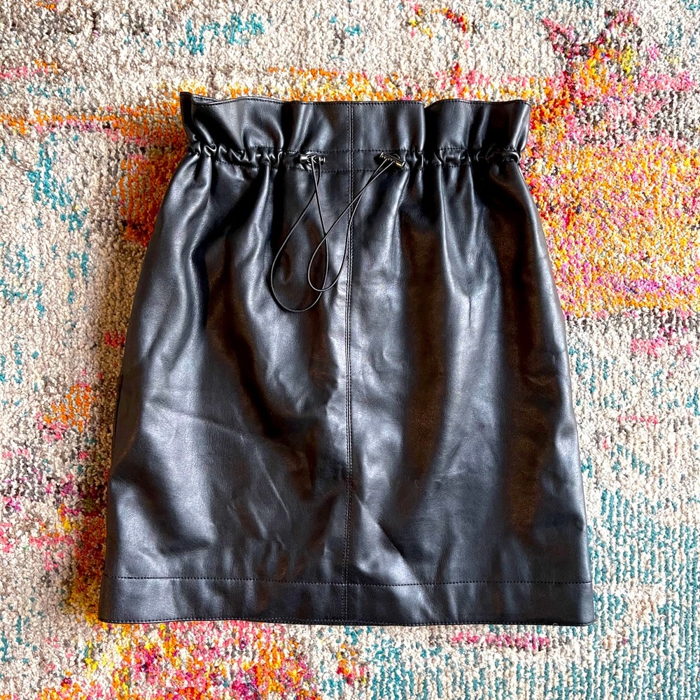 H&M Leather Paperbag Waist Black Leather Skirt, XS 🎊🎉